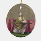 Turks meisje, borduurwerk, 18e eeuw (engravin) keramisch ornament (Links)