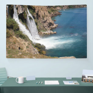 Turks waterval met mediterraan zee spandoek