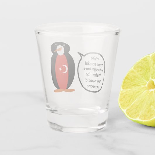 Turkse vlag met mevrouw Penguin Shot Glass Shot Glas (Achterkant)