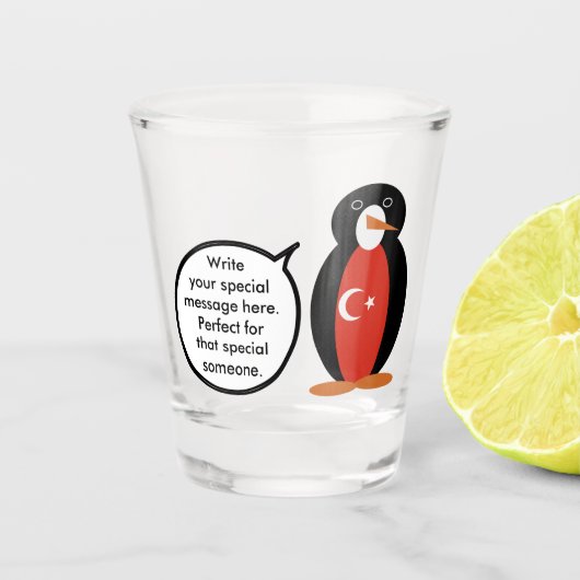 Turkse vlag met mevrouw Penguin Shot Glass Shot Glas (Voorkant)