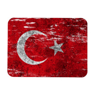 Turkse vlag met zwoegde en versleten magneet