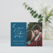 Turoblauw Kalligrafie Save the Date Trouwfoto Uitnodiging Briefkaart (Staand voorkant)