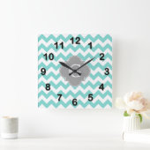 Turq / Aqua White Chevron Gray Quatrefoil Monogram Vierkante Klok (Huis)