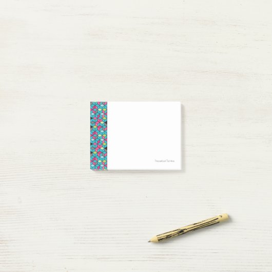 Turqouise- en roze-kubuspatroon post-it® notes (Op bureau)