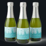Turquoise 21st Birthday Mini Sparkling Wijnetiket<br><div class="desc">Maak uw eigen mousserende wijn gunsten met deze gepersonaliseerde mini mousserende wijn flesetiketten met witte palmboomschijfjes op een turquoise achtergrond. Zie overeenkomende objecten in onze winkel.</div>