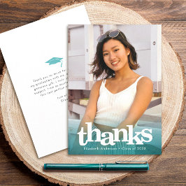 Turquoise afstudeerfoto met vetgedrukte typografie bedankkaart