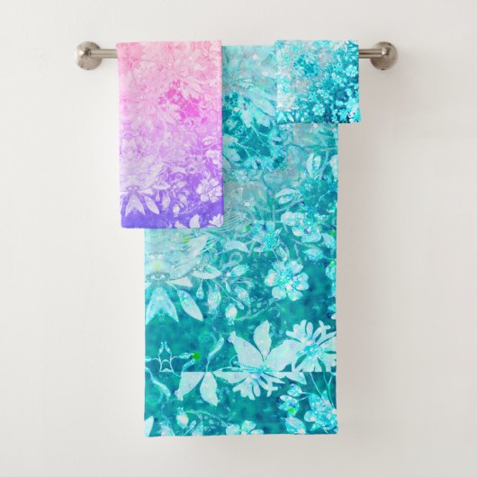 Turquoise Aqua Blue Floral Pattern Bad Handdoek (Insitu)