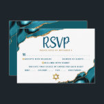 Turquoise Bar Mitzvah Agate Script Bold Modern RSVP Kaartje<br><div class="desc">Wees trots, verheug je en vier deze mijlpaal van je favoriete Bar Mitzvah met deze coole, unieke, moderne, gepersonaliseerde RSVP-insteekkaart voor je evenement! Donker blauwgroen scripttypografie bedekt een eenvoudige, strakke witte achtergrond met turquoise blauwe agaatstenen geaccentueerd met faux gouden aders. Personaliseer de aangepaste tekst met de "antwoorddatum" en opties voor...</div>
