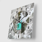 Turquoise Birdhouse in Winter Vierkante Klok (Hoek)