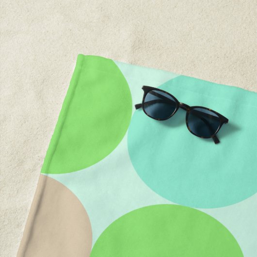 Turquoise Blauw Groen & Oranje Cirkels Monogram Strandlaken (In situ)