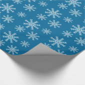 Turquoise blauwe en witte sneeuwvlokken cadeaupapier (Hoek)