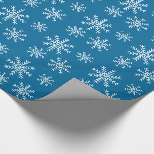 Turquoise blauwe en witte sneeuwvlokken cadeaupapier (Hoek)