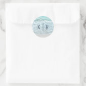 Turquoise blauwe oceaan zandstrand monogram bruilo ronde sticker (Tas)