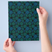 Turquoise blauwe ronde mandala op zwarte achtergro flyer (Hand)