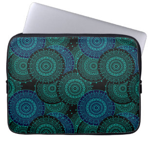 Turquoise blauwe ronde mandala op zwarte achtergro laptop sleeve