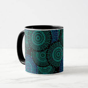 Turquoise blauwe ronde mandala op zwarte achtergro mok