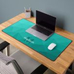 Turquoise blauwgroen Geometric Mesh Pattern monogr Bureaumat<br><div class="desc">Monogram Personaliseer met uw aangepaste initiaal en naam. Unieke coole bureaumat voor zijn kantoor,  kamer,  werk,  man grot,  gameruimte.. Blauw-groen blauwgroen turquoise Gradient Geometric Mesh Pattern. Subtiel modern ontwerp Elegante en koele driehoek geometrische mesh gradiënt.</div>