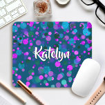 Turquoise blauwgroen paarse confetti stippen aange muismat<br><div class="desc">Sparkly turquoise blauw, paars, roze, en groene confetti stippen op een donkere blauwgroen achtergrond en deze chic, moderne douanenaam mousepad. Maakt elke keer dat je het gebruikt een leuke en stijlvolle uitspraak. Een geweldig cadeau voor een vriend, maar ook voor jezelf. Typ alleen de naam van uw keuze en u...</div>