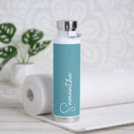 Turquoise Blue en White Personalized Water Bottle Waterfles<br><div class="desc">Dit gepersonaliseerde geïsoleerde fleskenmerkt jouw naam in witte handgeschreven manuscripttypografie over een stevige turquoise blauwe achtergrond. Geweldig voor het koud houden van water voor de gym- of yoga-klasse! Maakt een groot cadeau voor haar of een cadeau voor haar moeder! De minimalistische doopvontstijlen, en de kleuren kunnen gemakkelijk worden aangepast door...</div>