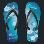 Turquoise Blue Floral Pattern Matron of Honor Flip Teenslippers<br><div class="desc">Dit iets blauw kenmerkt elegante lotusbloemen op de blauwe gradiëntachtergrond van turquoise. Voeg uw woorden toe om uw eigen mooie trouwfeest te maken, om een stijlvolle dosis glam toe te voegen aan uw trouwdag, een vrijgezellenfeest of een andere viering. ♥ pas het met uw formulering aan door de gebieden van...</div>