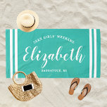 Turquoise Blue Girls Weekend Persoonlijke naam Strandlaken<br><div class="desc">Een speciaal ontwerp voor een vakantieganter voor meisjes in het weekend is voorzien van een aangepaste voornaam in een modern script dat is opgesteld door kustlijnen,  met aangepaste tekst voor deze gelegenheid. De blauwgroen/turquoise blauwe achtergrondkleur kan worden gewijzigd. Ga naar onze winkel voor andere kleurenopties.</div>