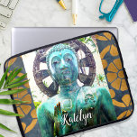 Turquoise Boeddha beeld Goud Mozaïek Aangepaste Na Laptop Sleeve<br><div class="desc">Ik ontdekte gelukkig dit Aziatische Boeddha-beeld in een weelderige Hawaïaanse tuinomgeving, die rust en eenzaamheid uitstraalt. Neem even de tijd om te ontspannen terwijl u deze speciale fotografie gepersonaliseerde neopreen laptop sleeve gebruikt. Deze laptophoes is verkrijgbaar in drie formaten: 15, 13 en 10. Maakt een geweldig cadeau voor iemand speciaal!...</div>