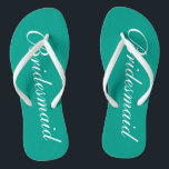 Turquoise bridesmaid teenslippers voor strandbruil<br><div class="desc">Cute aqua turquoise blue en white bruiloft teenslippers voor bruidsmeisjes. De achtergrond van de douane en de riem kleur verpersoonlijkt met naam of monogram initialen facultatief. Modern zijn en haar wedden sandalen met stijlvolle scriptkalligrafie-typografie. Elegant party favoriet voor zeemannen en stranden: bruiloft, vrijgezellenfeest, verloving, verjaardag, bbq, bachelorette, vrijgezellenreis, meiden weekendreis...</div>