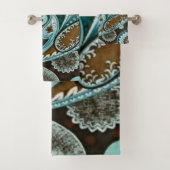 Turquoise Brown Paisley New Bad Handdoek (Insitu)