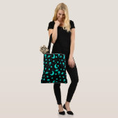 Turquoise buitenaards patroon met sterren en manen tote bag (Op model)