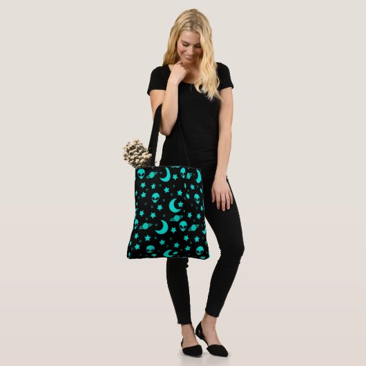 Turquoise buitenaards patroon met sterren en manen tote bag (Op model)