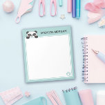 Turquoise Cute Panda Beer & Paws Voeg Jouw naam to Notitieblok<br><div class="desc">Schattige notitieblok met een nieuwsgierige panda die van achter het schrijfgebied kijkt. Een panda notitieblok in turkoois met een groot wit gebied om te schrijven. Kawaii notitieblok gepersonaliseerd met jouw naam. Een schattige kawaii panda met blozende wangen en zwarte poten. Schrijf je dagelijkse notities op dit schattige panda notitieblok met...</div>