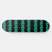 Turquoise en blauwe spiralen patroon op zwart persoonlijk skateboard (Horizontaal)