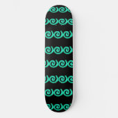 Turquoise en blauwe spiralen patroon op zwart persoonlijk skateboard (Voorkant)