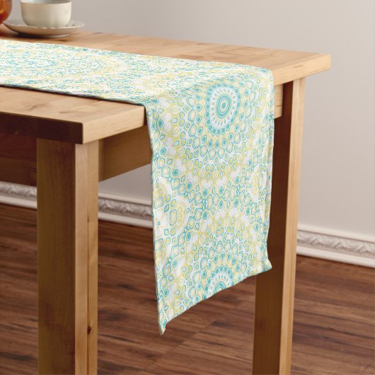 Turquoise en Geel Geometrisch Mandala Patroon Medium Tafelloper (Voorbeeld)