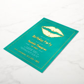 Turquoise en Gold Birthday Kiss Lips Folie Uitnodiging (Gedraaid)