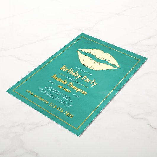 Turquoise en Gold Birthday Kiss Lips Folie Uitnodiging (Gedraaid)