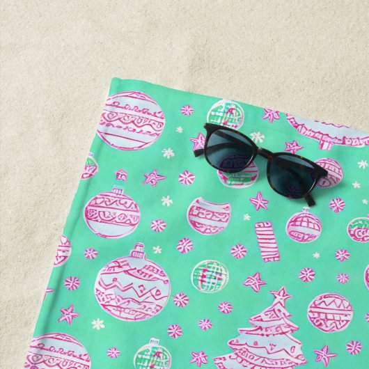 Turquoise en roze kerstversieringen, sneeuwvlok strandlaken (In situ)