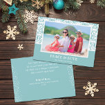 Turquoise en White Damask-kerstfoto Feestdagenkaart<br><div class="desc">Elegant turquoise en wit damask patroon benadrukt uw favoriete foto met uw groet in het krijtletters op de voorzijde en uw verpersoonlijking en bericht op de rug. Selecteer Steen voor zwaarste papieren en high definition voor de beste afdrukkwaliteit. *Gebruik een horizontale foto.</div>