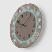 Turquoise en White Floral over de bruine muur Grote Klok (Hoek)