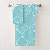 Turquoise en White Quatrefoil Pattern Monogrammed Bad Handdoek (Insitu)