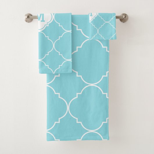 Turquoise en White Quatrefoil Pattern Monogrammed Bad Handdoek (Insitu)
