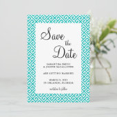 Turquoise en witte diagonale Griekse sleutelpatroo Save The Date (Staand voorkant)
