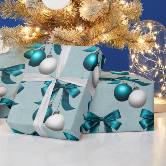 Turquoise en Witte Kerstbal Ornament Cadeaupapier (Feestdagen)
