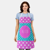 Turquoise en witte polka dots met roze monogram schort (Gedragen)
