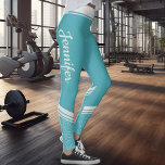 Turquoise floral white strepen & noem modern leggings<br><div class="desc">Deze turquoise moderne workout leggings hebben een elegant wit bloemontwerp op de enkels en kuiten en witte strepen op de tailleband. Gemakkelijk aan te passen door jouw namen aan beide zijden toe te voegen aan een wit kalligrafielettertype.</div>