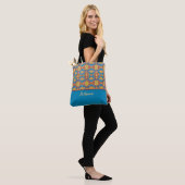 Turquoise, gele en rode tribal geïnspireerde vorme tote bag (Op model)