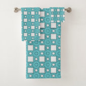 Turquoise geometric-patterned  bad handdoek (Insitu)