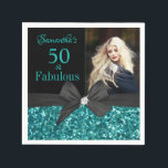 Turquoise Glitter Black Bow 50e verjaardag foto Servet<br><div class="desc">Turquoise glitter en zwarte strik | 50e verjaardag papieren servet. Vijftig en geweldig! Een mooie moderne elegante blauwgroen turquoise glitter zwarte boeg 50e verjaardagsfeest servet kunt u uw vijftigste verjaardag feest te personaliseren. In het midden zwarte boog. Vervang de voorbeeldfoto door uw eigen foto. De woorden "50 and Fabulous" zijn...</div>