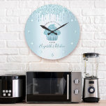 Turquoise Glitter Drift Cupcake Bakery Pastry Chef Grote Klok<br><div class="desc">Maak een stijlvolle indruk met deze elegante, geavanceerde, eenvoudige en moderne aangepaste muur klok. Een sparkly, turquoise blauwe cupcake, handgeschreven script en glitter drips bedekken een faux metallic turquoise aqua blue ombre achtergrond. Personaliseer met uw volledige naam, zaken, of andere info. Uw keuze uit een rond of vierkant klokgezicht. Maakt...</div>