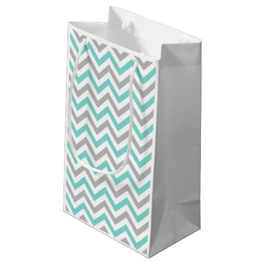 Turquoise, Grey, Wht Large Chevron ZigZag Pattern Klein Cadeauzakje (Achterkant Gekanteld)